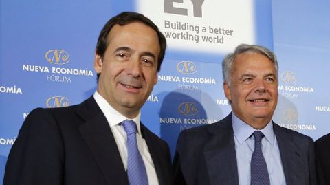 El consejero delegado de CaixaBank, Gonzalo Gort�zar , junto al presidente de Mutua Madrile�a, Ignacio Garralda