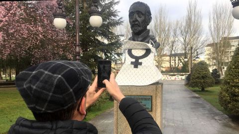 El busto del Cardenal Rodrigo de Castro en el Parque dos Condes de Monforte, con un mandil con el smbolo feminista