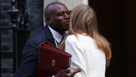 Angela Rayner besa a su sucesor en el cargo, el hasta ahora ministro de Exteriores, David Lammy