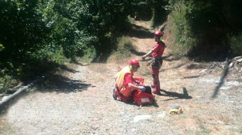 El hombre herido por la coz recibe las atenciones de efectivos del SEPA