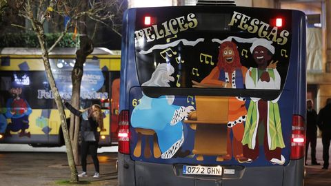 LUCES DE NAVIDAD EN OURENSE.En la ciudad, el alumbrado navideo se encendi la noche antes del puente de la Constitucin