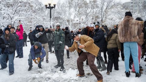 Multitudinaria batalla de bolas de nieve en Nueva York