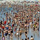 <span lang= es-es >De la playa....</span> Miles de pontevedreses y turistas disfrutaron de la playa -Silgar en la foto- en un verano donde abundaron los d�as soleados con temperaturas altas.