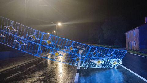 Arco navide�o que el viento derrib� en Vilaseco, Vimianzo.