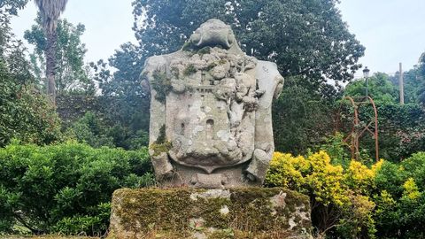 Escudo en los jardines del pazo Qui�ones de Le�n.