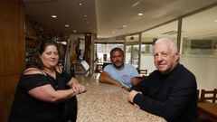 El matrimonio viveirense, que eran amigos, clientes y familia del gerente fallecido a la izquierda, junto al fundador del Luar