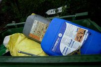 En contenedores de residuos s�lidos se hallaron garrafas de pl�stico.