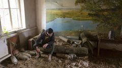 Un voluntario ucraniano, en el interior de un piso en el �rea de J�rkov