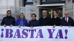 El alcalde de Madrid, Jos� Luis Mart�nez-Almeida (tercero por la izquierda), y otros miembros de la corporaci�n municipal guardan un minuto de silencio por la �ltima v�ctima de violencia machista en Madrid