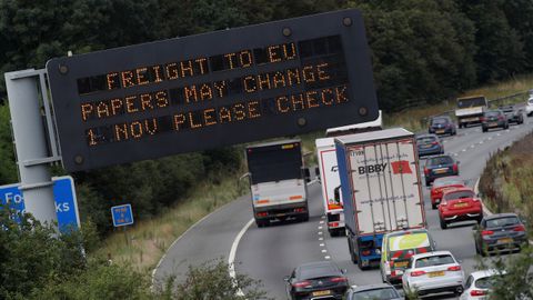 Un cartel en la autopista M56 cerca de Chestero informa  sobre posibles cambios en los procedimientos de carga despu�s del �brexit�