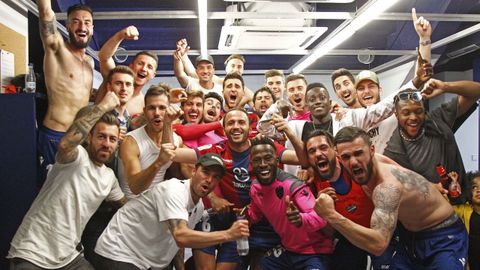 Los jugadores del Levante, en plena fiesta en el vestuario tras el partido