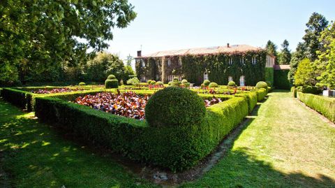 Pazo de Xaz, Oleiros. Impresionante pazo del XVII, con jardines y laberintos y una capilla estilo neogtico.