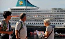 En la imagen, el crucero �Artania� de fondo durante su atraque en Ferrol el pasado a�o.