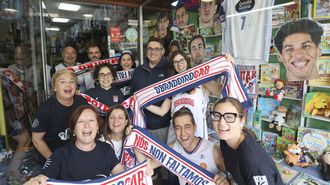 Aficionados del Obradoiro con Epi ante el escaparate de la librer�a Mayso el d�a antes del partido ante el Gipuzkoa