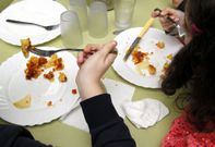 El men� cuesta 45 euros por cada quincena, aunque con descuentos seg�n la renta. 