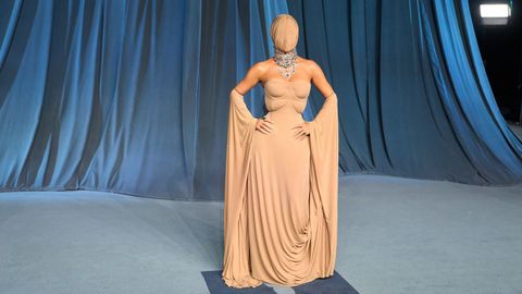 Kim Kardashian lució un vestido de alta costura de Maison Margiela en tonos nude, con mangas capa. Con la cara cubierta en el mismo tono, lució una espectacular gargantilla