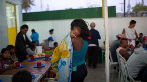 Varios venezolanos desayunan en Pacaraima, Roraima, Brasil. 