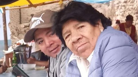 El malogrado joven Miguel Ángel Reyes Cornejo, de 28 años, con su abuela Alicia Trujillo.