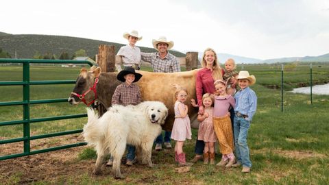 En esta fotografa alojada en la web de la granja familiar de Hannah (con camisa roja en la imagen) aparece rodeada de su marido y siete de sus ocho hijos.