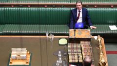 Starmer escucha la intervenci�n del ministro Dominic Raab
