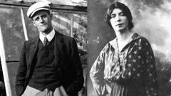 Jimmy y Nora. Joyce, retratado en Dubl�n en el verano de 1904 -con 22 a�os y a pocos d�as de su exilio- en los jardines de la casa familiar de su amigo Constantine P. Curran en North Circular Road. Por aquellos d�as conoci� a Nora Barnacle; a la derecha, en 1918, vestida como una isle�a de Aran para la representaci�n de la obra de John M. Synge �Riders to the Sea�.