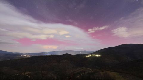 Este mircoles ya se pudieron ver auroras boreales en Galicia, por ejemplo desde O Bolo, donde fue tomada esta foto