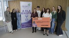 Representantes da Fundaci�n Naru y de la European Business Factory entregaron a Agaela el cheque solidario de la campa�a ben�fica de venta de sudaderas
