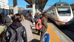 Pasajeros esperando en la estaci�n de Santiago, ayer viernes por la tarde.