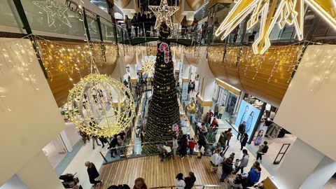 El centro comercial Ponte Vella inaugur su decoracin de Navidad