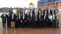 Ignacio S�nchez Gal�n, en el centro de la imagen, posa con trabajadores de la central brasile�a