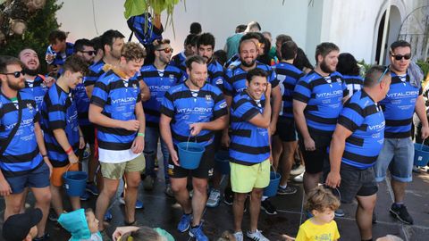 San Roque es llevado en procesi&oacute;n escoltado por el equipo de rugbi Os Ingleses