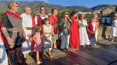 La alcaldesa de A R�a entreg� el disco de Teodosio a su hom�nima de Pet�n en el puente de A Cigarrosa como s�mbolo de la buena vecindad, durante la celebraci�n de la Baco Festa.