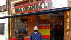 Chen Xiangwei, frente a su bar de exaltaci�n franquista, en Usera