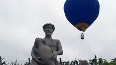 Estatua en Doade alusiva a la tradici�n vit�cola de la parroquia