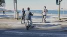 Dos patinetes cruzan un paso de peatones en el paseo mar�timo de A Coru�a