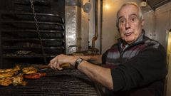 �lvaro Rama en la parrilla de A Hermida, donde lleva ya 48 a�os.