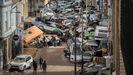 Vehculos amontonados en una calle tras las intensas lluvias de la fuerte dana en Alfafar, Valencia el pasado 30 de octubre.