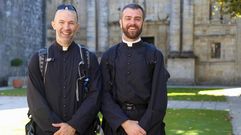 Los padres David Dufresne y Philip Brigg, de la di�cesis de Arlington, en Virginia, en Estados Unidos, delante del Monasterio de Poio
