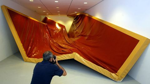 La artista internacional �ngela de la Cruz expuso en el anexo del Marco en el 2004. Fue nominada para el Premio Turner en 2010.??? En 2017 gan� el Premio Nacional de Artes Pl�sticas. 