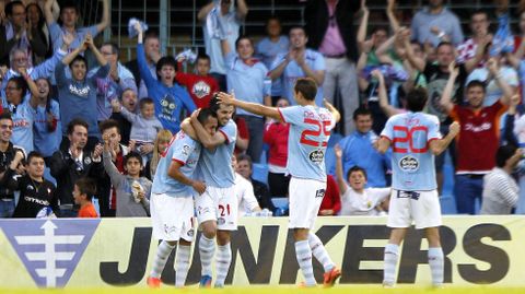 Orellana y �lex L�pez festejan el triunfo ante el Xerez en mayo del 2012.