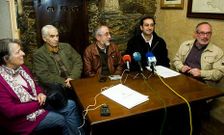 Ram�n Veloso (de negro), junto a Fernando Ocampo (centro) y otros exempleados del Pastor, ayer.