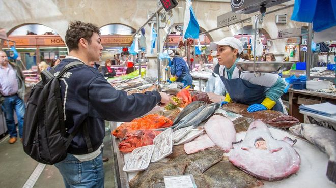 Un puesto de pescado en la plaza de Pontevedra