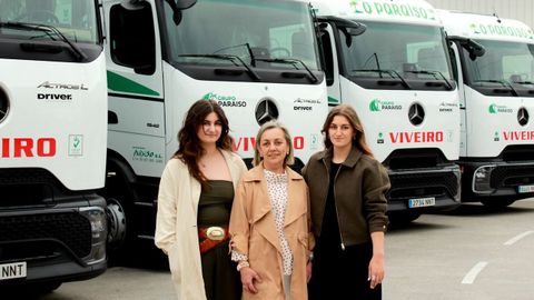 Mari Luz Trigo, nueva gerente de Transportes Para�so, con sus hijas Carmen y Sof�a, y cuatro nuevos camiones incorporados a la flota recientemente y que hab�an sido comprados por Amador Garc�a poco antes de su fallecimiento