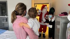Pap� Noel visita el CHUO.Pacientes y trabajadores del hospital de Ourense recibieron a un visitante especial en Navidad
