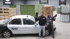 Diego y Mart�n crearon, ellos mismos, todo el decorado de Tit�ns, en la traves�a de Montouto 45. Es una actividad recomendada a partir de los 8 a�os y ya ha ido a jugar gente de m�s de 70. �Cada uno va al ritmo que puede. Y, lo mejor, es que sales impoluto de aqu�. La actividad no mancha, no duele, no tiene ning�n riesgo para la salud y no hace falta equipaci�n adicional�, indican.