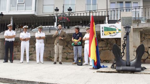 El ancla, en el monolito, y al lado, el almirante jefe del Arsenal, el presidente del club n�utico, el alcalde y otros tres socios del club que pertenecen a la Marina