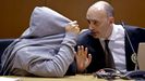 Yared Gestal, que se ocult� el rostro durante todo el juicio, con su entonces abogado en una de las sesiones en la Audiencia Provincial de A Coru�a