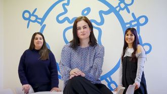 En el centro de la imagen, Carmen, madre de acogida de tres ni�os desde hace 12 a�os, junto a la trabajadora social y pedagoga de Aldeas Infantiles, Irene y Cris, ayer en A Coru�a.