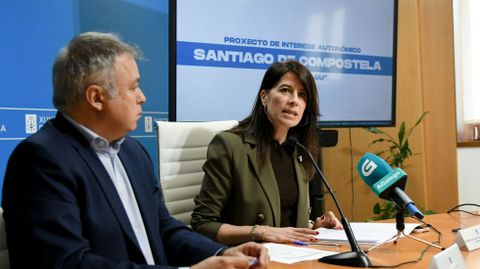 Mar�a M. Allegue, conselleira de Vivenda, y Heriberto Garc�a Porto,� secretario xeral de Vivenda e Urbanismo, presentaron el proyecto de Mallou, en el Ensanche Norte de Santiago, que inicia su exposici�n p�blica
