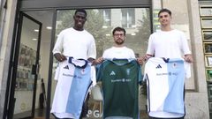 Buba (en la foto, a la izquierda) y Mario Hermo (a la derecha) junto a un representante de la tienda Toxo Telecom en Santiago (centro), donde se present� hoy a los dos nuevos fichajes del Compos.